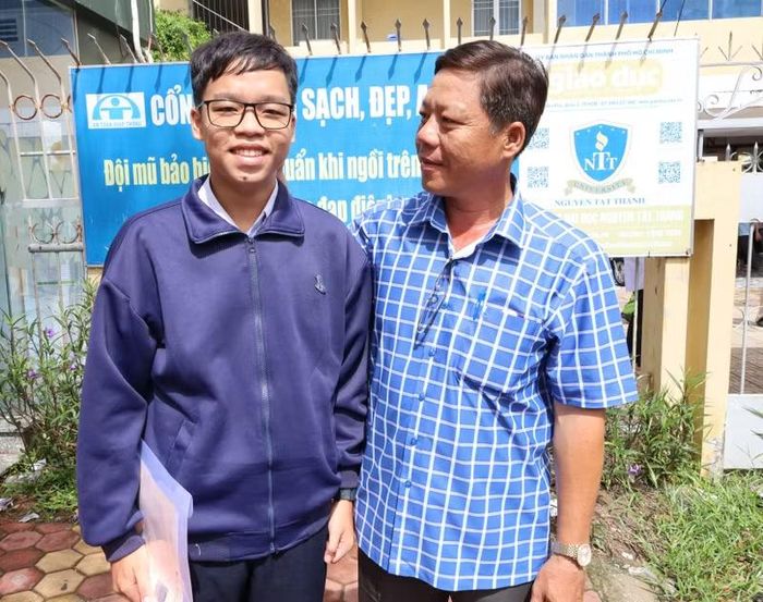 Một phụ huynh động viên con trước buổi thi.