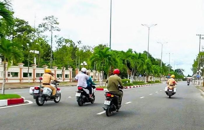 Lực lượng CSGT hỗ trợ thí sinh bị bệnh đến điểm thi.