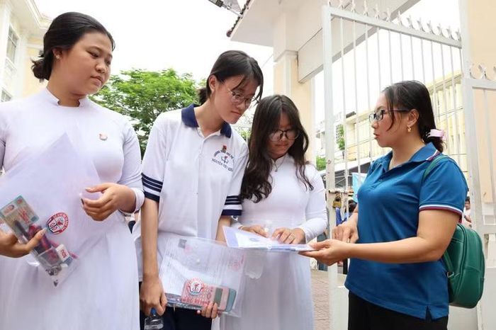 Giáo viên đến điểm thi nhắn nhủ học trò trước khi bước vào phòng thi.