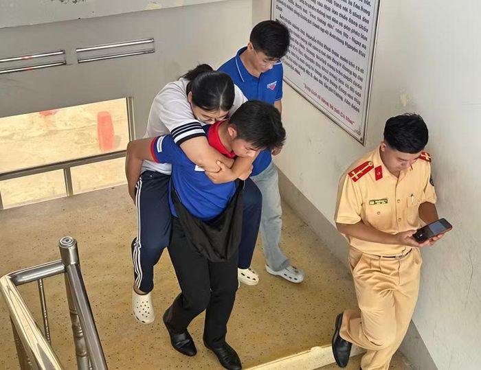 Tình nguyện viên cõng thí sinh đến phòng thi.