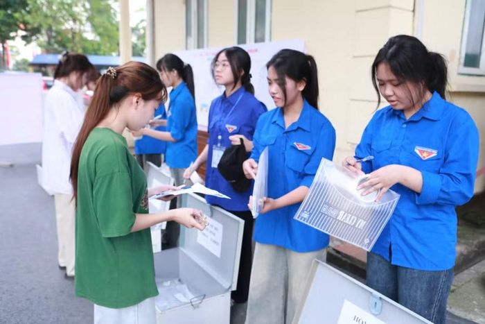 Mỗi thí sinh sẽ có túi cá nhân dán tên, số báo danh để tránh nhầm lẫn khi gửi đồ.