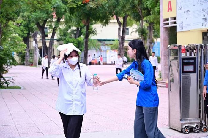 Sau mỗi buổi thi, thí sinh được các tình nguyện viên phát nước uống, đồ ăn nhẹ miễn phí.