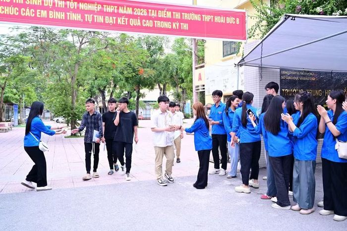 Đội ngũ thanh niên tình nguyện luôn làm việc trách nhiệm, nhanh chóng để hỗ trợ thí sinh.