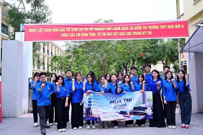 Các thanh niên tình nguyện phục vụ tại Điểm thi Trường THPT Hoài Đức B, xã An Khánh, Hà Nội.