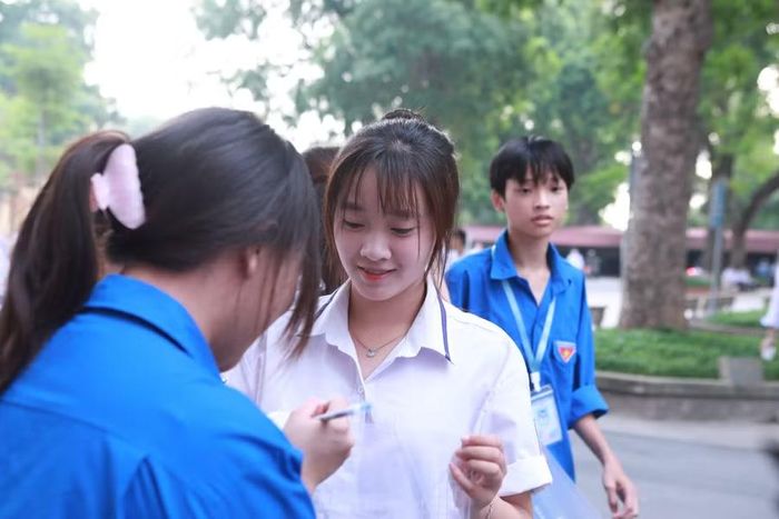 Tất cả đồ tư trang không liên quan như ví tiền, thẻ ngân hàng... đều phải để ở bên ngoài.