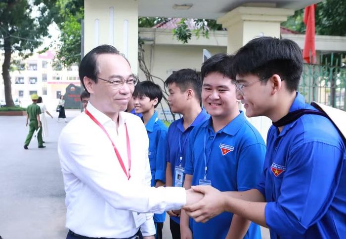 Bộ trưởng Hoàng Minh Sơn động viên các thanh niên tình nguyện tại Điểm thi Trường THPT Kim Động, Hưng Yên sáng 11/6.