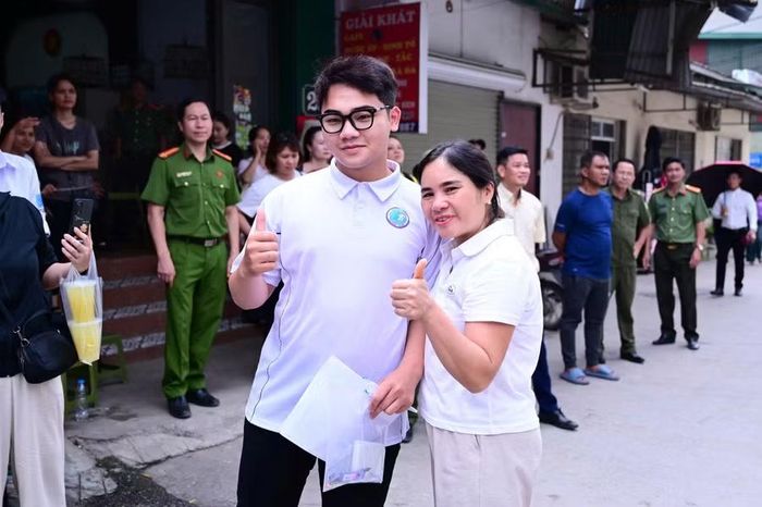 Nụ cười mãn nguyện của thí sinh và phụ huynh sau buổi thi cuối.