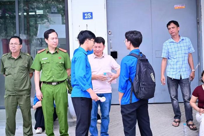 Lực lượng Công an xã An Khánh cùng túc trực để phối hợp đảm bảo an ninh vòng ngoài tại Điểm thi.