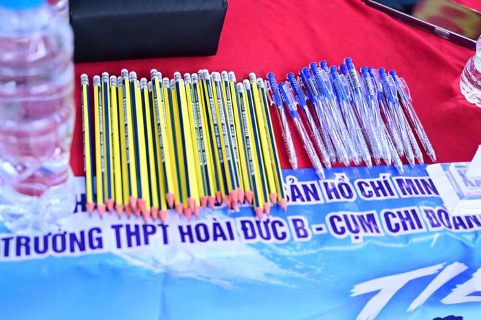 Những chiếc bút viết, bút chì sẵn sàng hỗ trợ thí sinh khi cần.