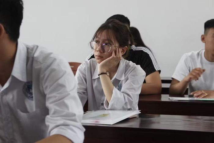 Tâm trạng hồi hộp của nữ sinh dự thi tại Điểm thi THPT Phan Đình Phùng trong buổi thi đầu tiên.