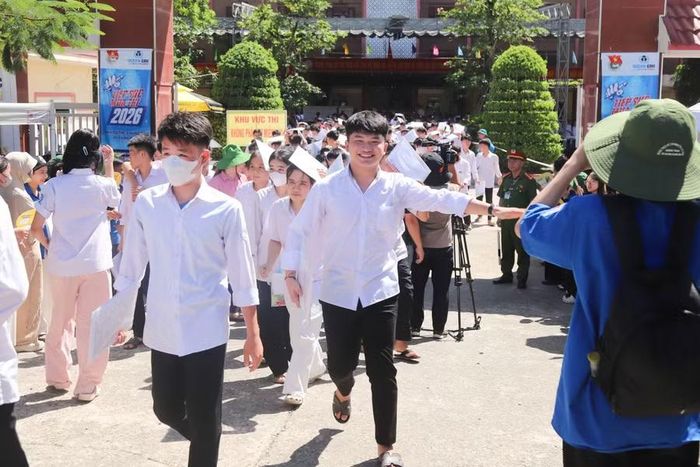 Nụ cười rạng rỡ của thí sinh tại Điểm thi THPT Cẩm Bình sau buổi thi cuối. Ảnh Yến Nhi
