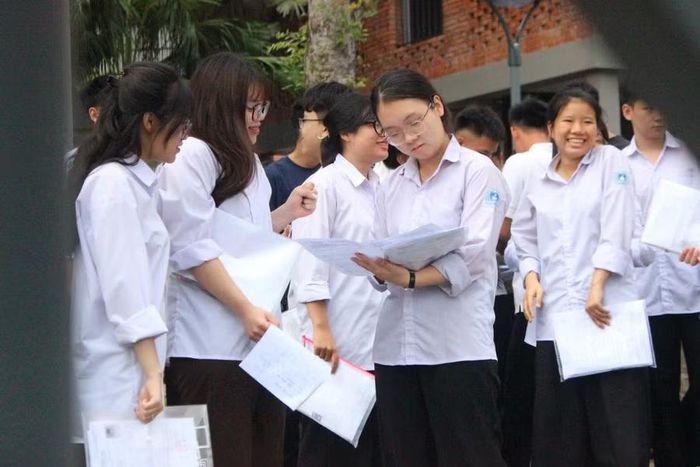 Thí sinh nán lại các Điểm thi để trao đổi kết quả.