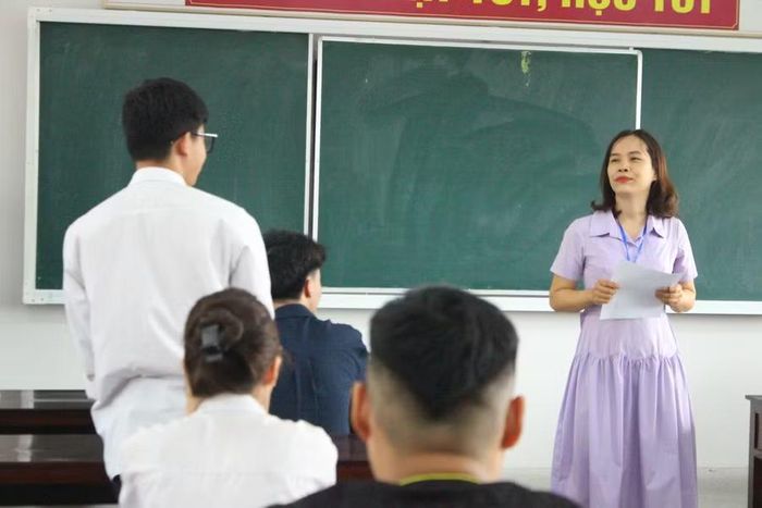 Thí sinh đến làm thủ tục dự thi tại 35 Điểm thi trên địa bàn Hà Tĩnh.