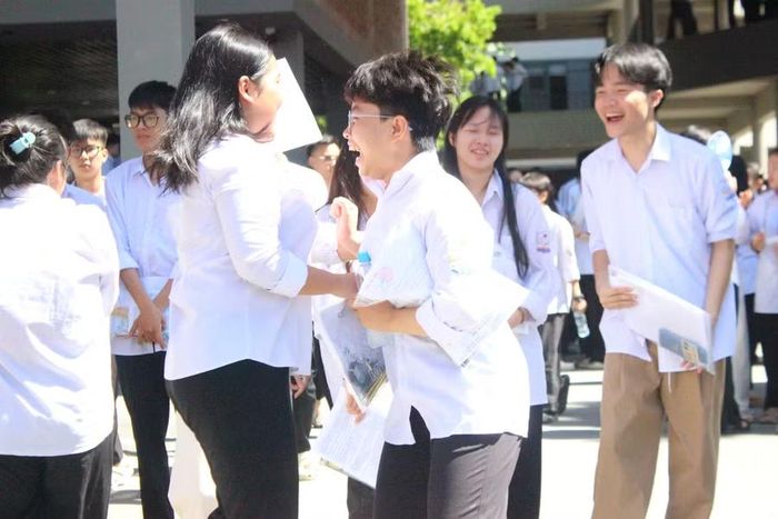 Đôi bạn thân không giấu được niềm hứng khởi khi có cùng chung đáp án đúng