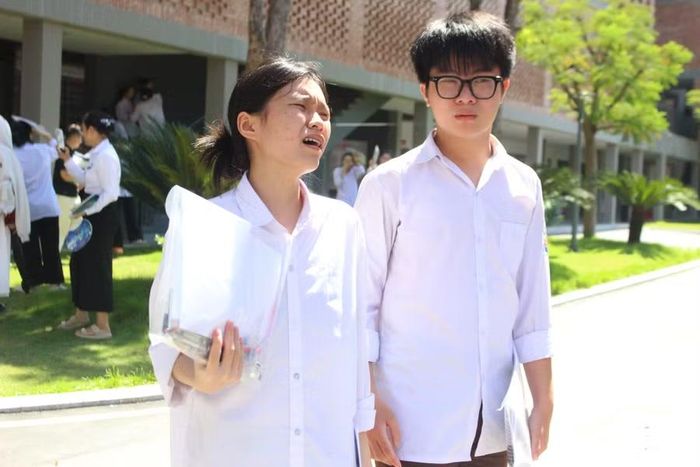 Sự tiếc nuối khi một vài đáp án bài thi còn đang dang dở...