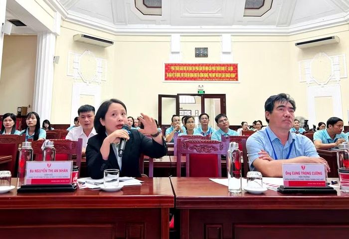 Ban Giám khảo đặt nhiều câu hỏi hóc búa cho các đội dự thi.