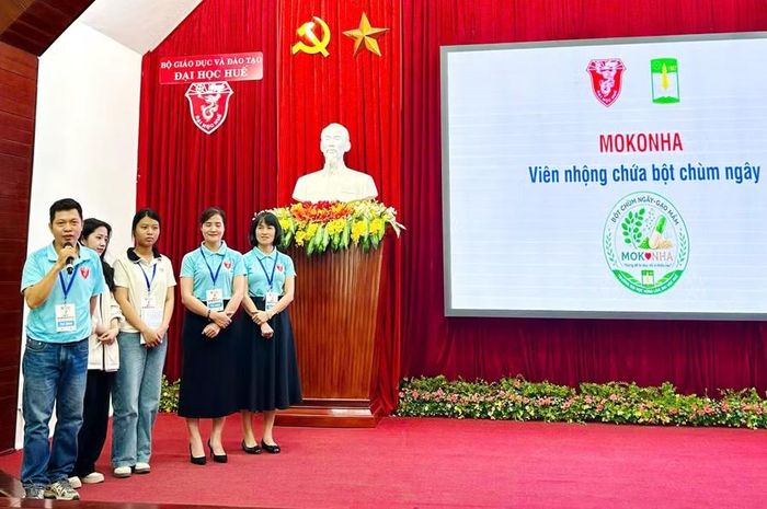 Các đội thuyết trình trực tiếp.