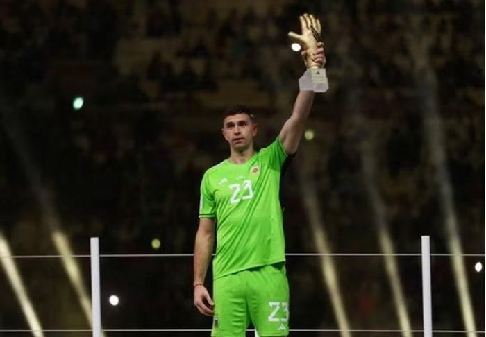 Theo Fabrizio Romano, Emiliano Martinez hoàn toàn bình phục chấn thương và được phép trở lại tập luyện cùng toàn đội và đủ điều kiện ra sân ở World Cup 2026.