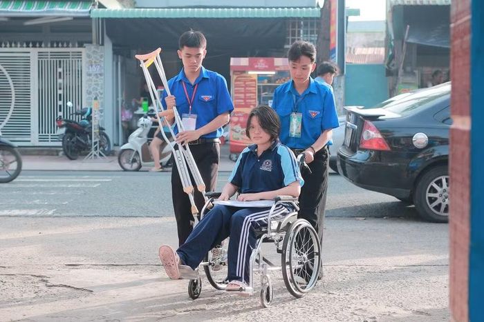 Đội tình nguyện "Tiếp sức mùa thi" hỗ trợ thí sinh vào phòng thi.