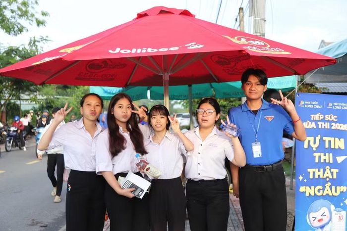 Thí sinh tại Điểm thi Trường THPT Trần Phú (xã Tân Biên).