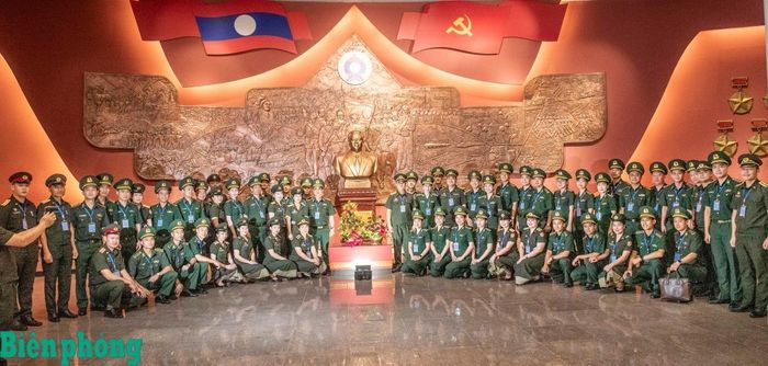 Đoàn đại biểu sĩ quan trẻ Bộ đội Biên phòng hai nước tham quan Bảo tàng Cay-sỏn Phôm-vi-hản và Bảo tàng Quân đội nhân dân Lào, ôn lại truyền thống sát cánh bên nhau trong những năm tháng chiến tranh. Ảnh: Lê Văn Chương