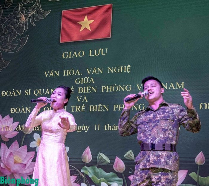 Nam ca sĩ Đoàn Văn công Bộ đội Biên phòng Lào song ca cùng nữ ca sĩ Đoàn Văn công Bộ đội Biên phòng Việt Nam. Ảnh: Lê Văn Chương