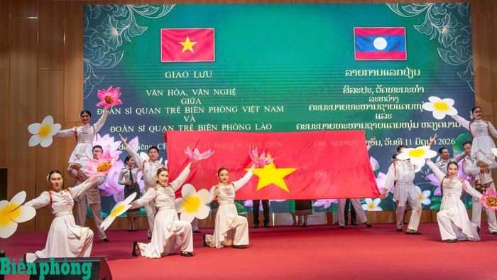 Đoàn Văn công Bộ đội Biên phòng Lào biểu diễn tiết mục ca múa ngợi ca đất nước Việt Nam tươi đẹp, mến khách và giàu tình hữu nghị. Ảnh: Lê Văn Chương