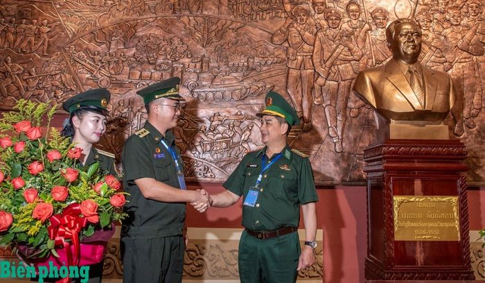 Thượng tá Khăm-phu-vích Đa-la-phệt, Phó Chủ nhiệm Chính trị Bộ đội Biên phòng Lào và Đại tá Nguyễn Quốc Hiếu, Phó Chủ nhiệm Chính trị Bộ đội Biên phòng Việt Nam tâm tình với các sĩ quan trẻ về cuộc đời Chủ tịch Cay-sỏn Phôm-vi-hản. Ảnh: Lê Văn Chương