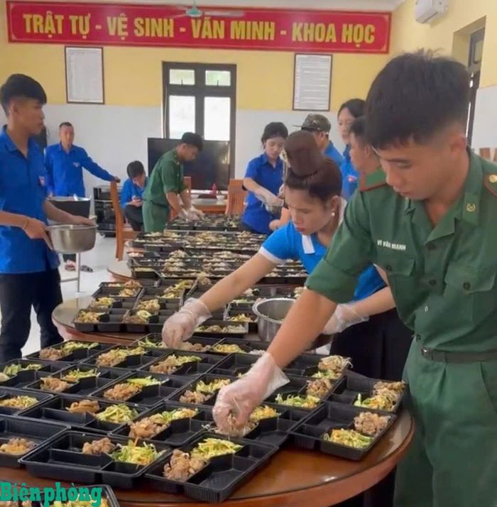 Chiến sĩ Đồn Biên phòng Chiềng Khương phối hợp với Đoàn xã Chiềng Khương tổ chức nấu cơm phục vụ thí sinh. Ảnh: Quàng Hùng