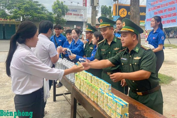 Chi đoàn Đồn Biên phòng cửa khẩu cảng Thuận An, Bộ đội Biên phòng thành phố Huế, tham gia tiếp sức mùa thi, hỗ trợ thí sinh tại điểm thi Trường Trung học phổ thông Thuận An, thành phố Huế. Ảnh: Võ Tiến