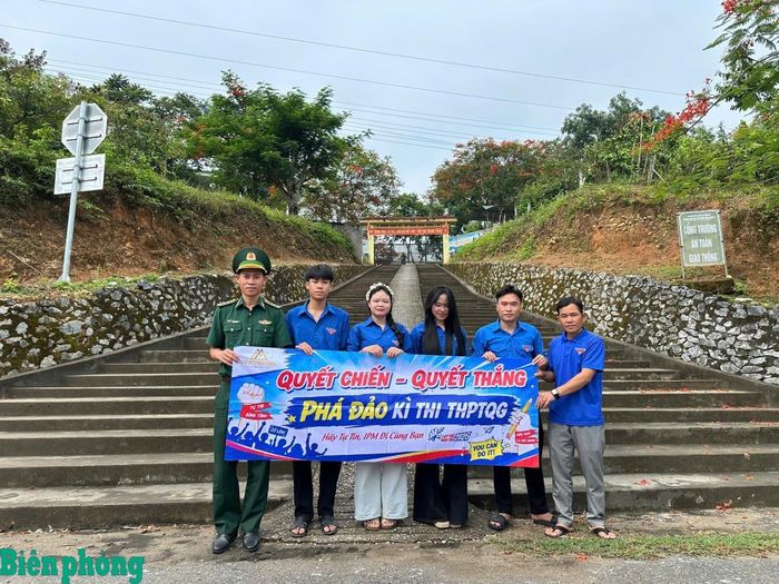 Đồn Biên phòng Tam Quang, Bộ đội Biên phòng tỉnh Nghệ An, phối hợp với Đoàn xã Tam Quang và Đoàn Trường Trung học phổ thông Tương Dương 2, tỉnh Nghệ An, tổ chức các hoạt động hỗ trợ thí sinh tham gia Kỳ thi tốt nghiệp Trung học phổ thông năm 2026. Ảnh: Hải Thượng