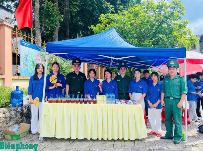 Đoàn viên Chi đoàn Đồn Biên phòng Ngọc Chung, Bộ đội Biên phòng tỉnh Cao Bằng, tham gia tiếp sức mùa thi tại điểm thi Trường Trung học phổ thông xã Trùng Khánh. Ảnh: Đơn vị cung cấp