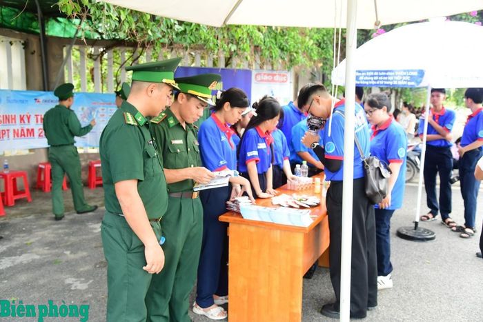 Từ ngày 10/6 đến ngày 12/6, hưởng ứng Chiến dịch Thanh niên tình nguyện hè năm 2026, Hải đoàn Biên phòng 18 phối hợp với Đoàn Phường Phước Thắng và các Đoàn trường Trung học phổ thông trên địa bàn đóng quân, tổ chức Chương trình “Tiếp sức mùa thi năm 2026” tại điểm thi Trường Trung học phổ thông Nguyễn Khuyến, phường Phước Thắng, thành phố Hồ Chí Minh. Ảnh: Vũ Hùng