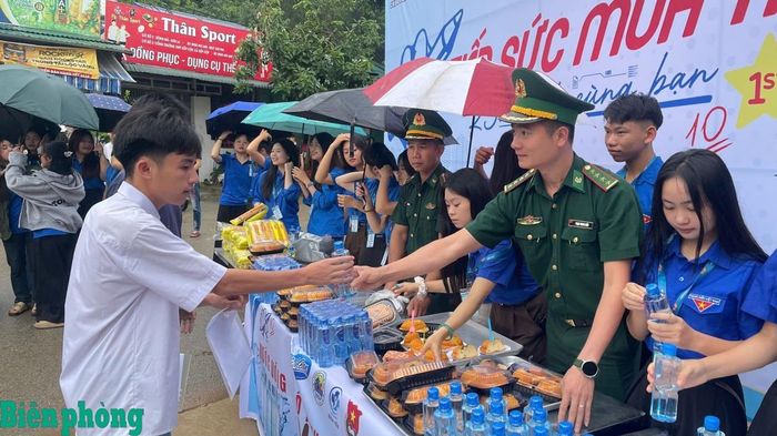 Cán bộ Đồn Biên phòng Nậm Lạnh, Bộ đội Biên phòng tỉnh Sơn La phối hợp tham gia tiếp sức mùa thi, hỗ trợ đồ ăn nhẹ tại điểm thi cho các thí sinh. Ảnh: Quàng Hùng