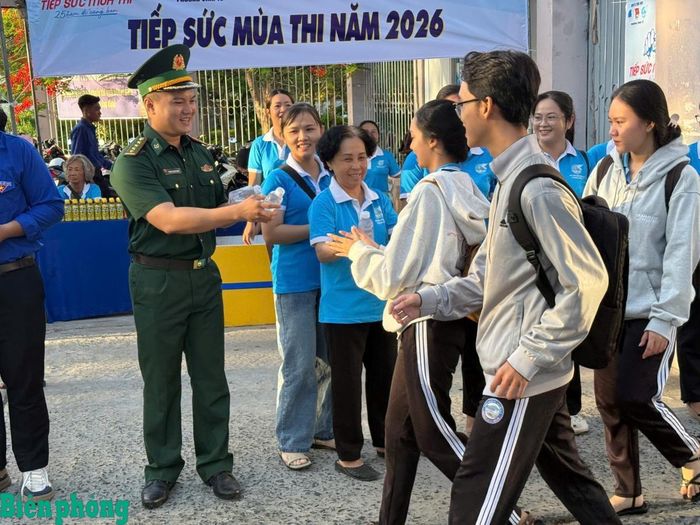 Cán bộ Đồn Biên phòng Vĩnh Nguơn, Bộ đội Biên phòng tỉnh An Giang, hỗ trợ nước uống cho các em học sinh điểm Trường Trung học phổ thông Châu Thị Tế, tỉnh An Giang, trước khi vào phòng thi. Ảnh: Tiến Vinh
