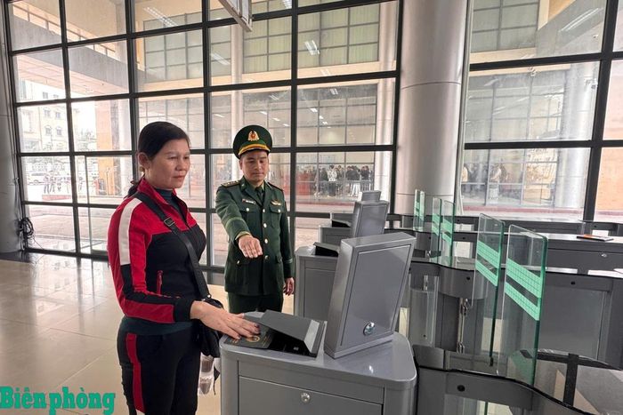 Cán bộ Đồn Biên phòng cửa khẩu quốc tế Móng Cái, Bộ đội Biên phòng tỉnh Quảng Ninh điều hành hệ thống cổng kiểm soát xuất nhập cảnh tự động cho công dân và du khách. Ảnh: Hoàng Phong