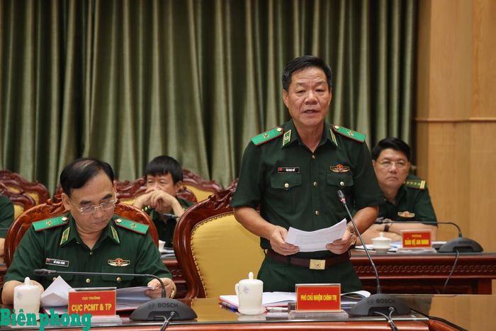Thiếu tướng Văn Ngọc Quế, Phó Chủ nhiệm Chính trị Bộ đội Biên phòng phát biểu tại hội nghị. Ảnh: Xuân Khoa