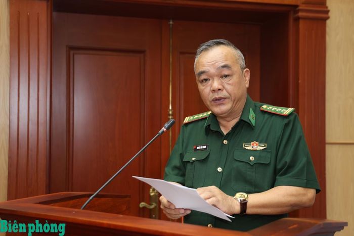 Đại tá Nguyễn Văn Khanh, Phó Tham mưu trưởng Bộ đội Biên phòng báo cáo kết quả thực hiện nhiệm vụ công tác biên phòng tuần qua và triển khai nhiệm vụ trọng tâm thời gian tới. Ảnh: Xuân Khoa
