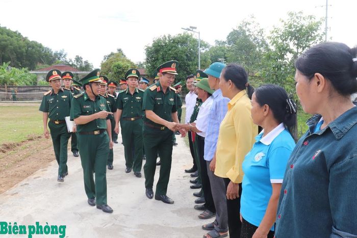 Thượng tướng Nguyễn Trường Thắng thăm hỏi bà con nhân dân tại Nhà văn hóa thôn Thủy Phong. Ảnh: Viết Lam