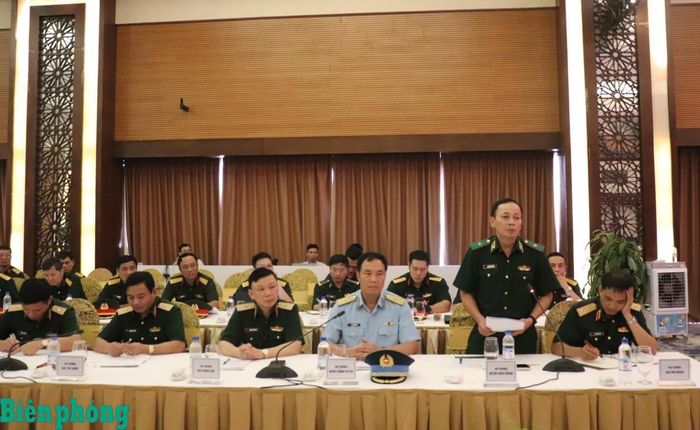 Thiếu tướng Hoàng Hữu Chiến, Phó Tư lệnh, Tham mưu trưởng Bộ đội Biên phòng phát biểu tại cuộc họp đoàn công tác. Ảnh: Viết Lam
