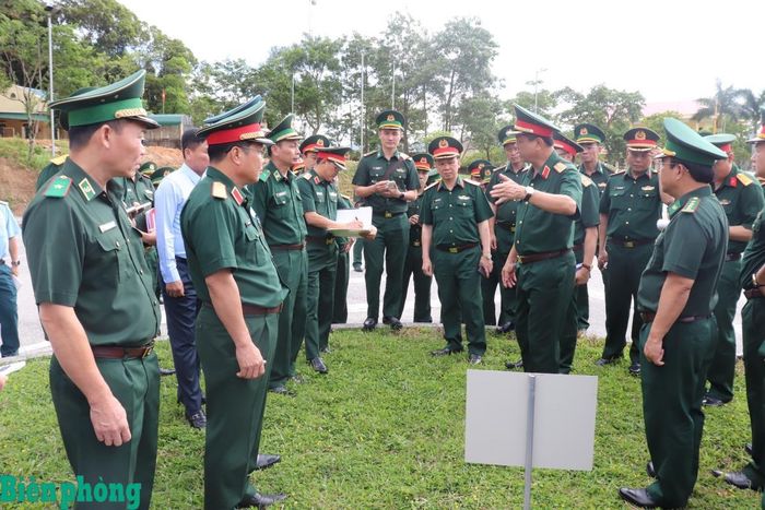 Đoàn công tác kiểm tra tại địa điểm dự kiến Bộ trưởng Bộ Quốc phòng hai nước trồng cây lưu niệm. Ảnh: Viết Lam