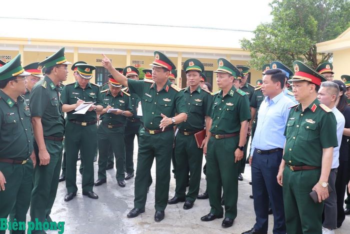 Đoàn công tác kiểm tra tại khuôn viên Đồn Biên phòng cửa khẩu Thanh Thủy. Ảnh: Viết Lam