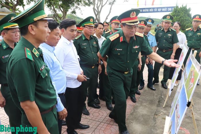Kiểm tra địa điểm tổ chức động thổ xây dựng Trường Mầm non Thanh Hà. Ảnh: Viết Lam