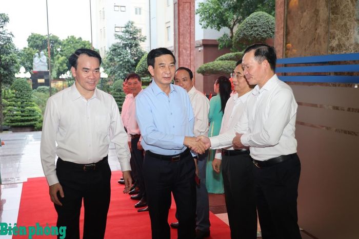 Đại tướng Phan Văn Giang cùng các đồng chí lãnh đạo Đảng, Nhà nước thăm, động viên cán bộ, chiến sĩ Bộ đội Biên phòng. Ảnh: Xuân Khoa