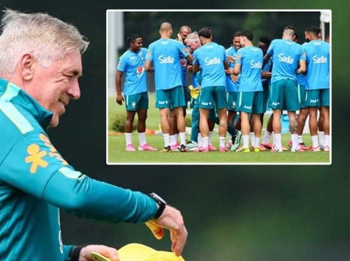 HLV Ancelotti tươi cười đi qua "đường hầm sinh nhật" trước sự phấn khích của học trò.