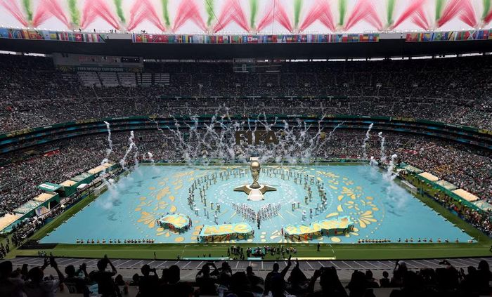 Chiếc cúp vàng World Cup 2026 khổng lồ, đặt ở trung tâm sân khấu là điểm nhấn trong các tiết mục nghệ thuật ở lễ khai mạc.