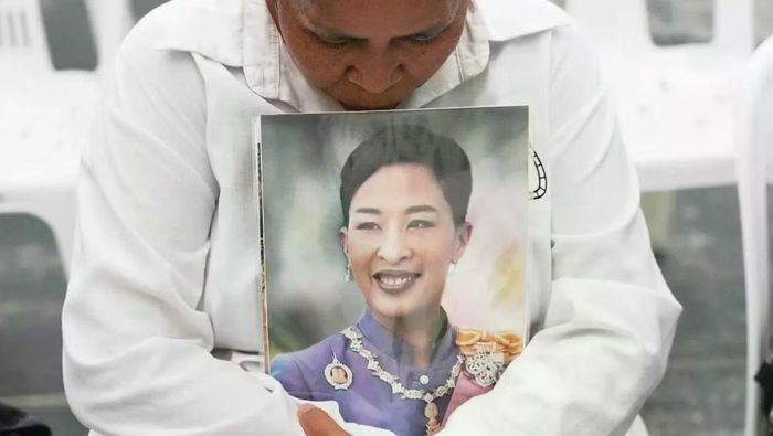 Một người dân ôm ảnh của Công chúa Bajrakitiyabha Narendira Debyavati. (Ảnh: AP)