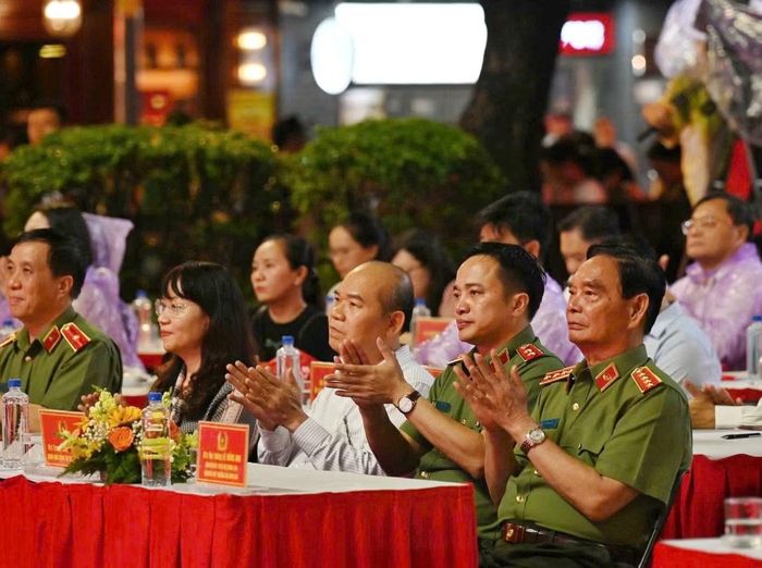 Đại tướng Lê Hồng Anh (bìa phải, hàng đầu) cùng các lãnh đạo TPHCM dự buổi lễ. Ảnh: Mạnh Thắng