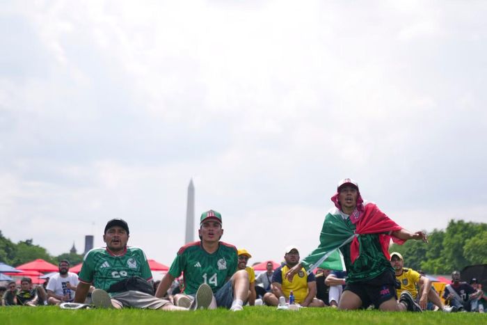 Người hâm mộ tập trung theo dõi trận khai mạc World Cup 2026 giữa Mexico và Nam Phi tại khu vực National Mall ở thủ đô Washington D.C. (Mỹ).