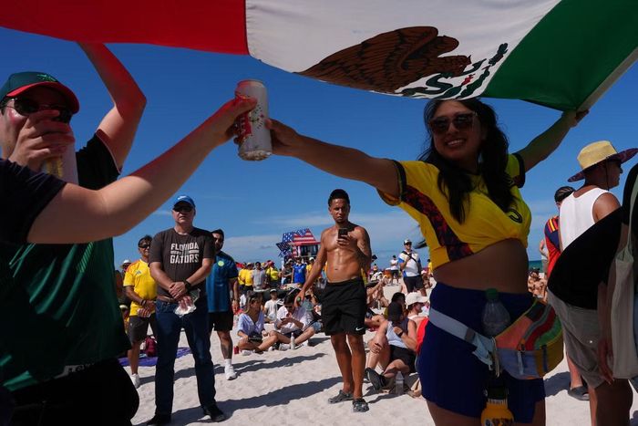 Cổ động viên dùng theo dõi trận khai mạc bảng A World Cup 2026 giữa Mexico và Nam Phi trên màn hình lớn bên bãi biển ở Miami, bang Florida (Mỹ).